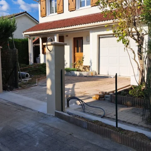 Création entrée & pilier portail coulissant Mézières a Mézières-sur-Seine 78970 - en cours