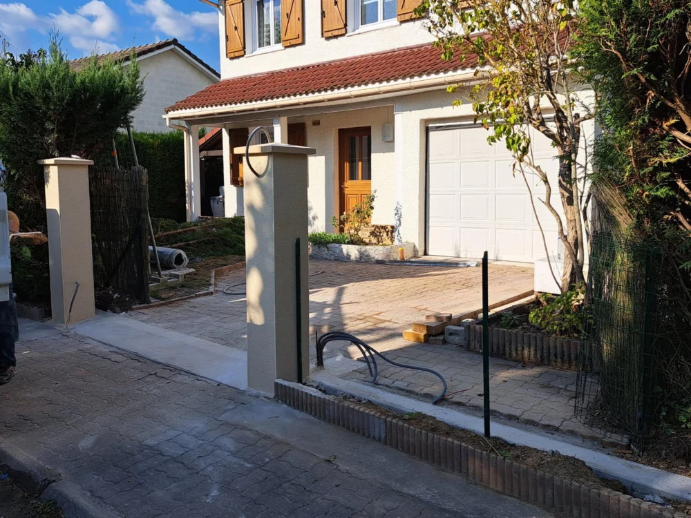 Création entrée & pilier portail coulissant Mézières a Mézières-sur-Seine 78970 - en cours